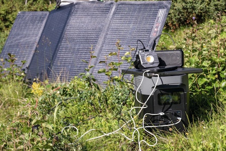 KRAFTPAKKE: EcoFlow Delta 2 batteribank er en kraftstasjon som frister med allsidige muligheter både når det gjelder strøm inn og strøm ut. KRAFTPAKKE: EcoFlow Delta 2 batteribank er en kraftstasjon som frister med allsidige muligheter både når det gjelder strøm inn og strøm ut.
