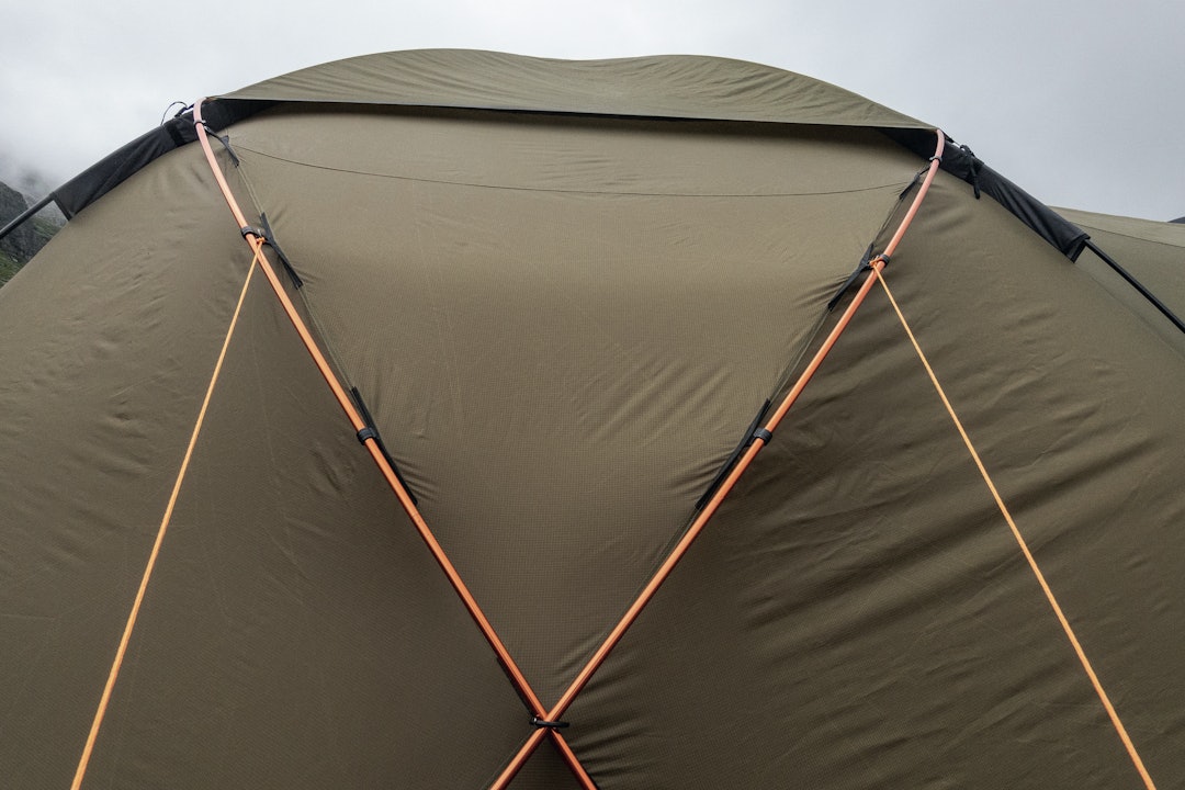 HURTIGKLIPS: Fauna Holmeslet 6p er enkelt å montere med korte stangkanaler supplert av klips som festes til stengene. Værmessig er dette en av de mest robuste teltene jeg har prøvd.