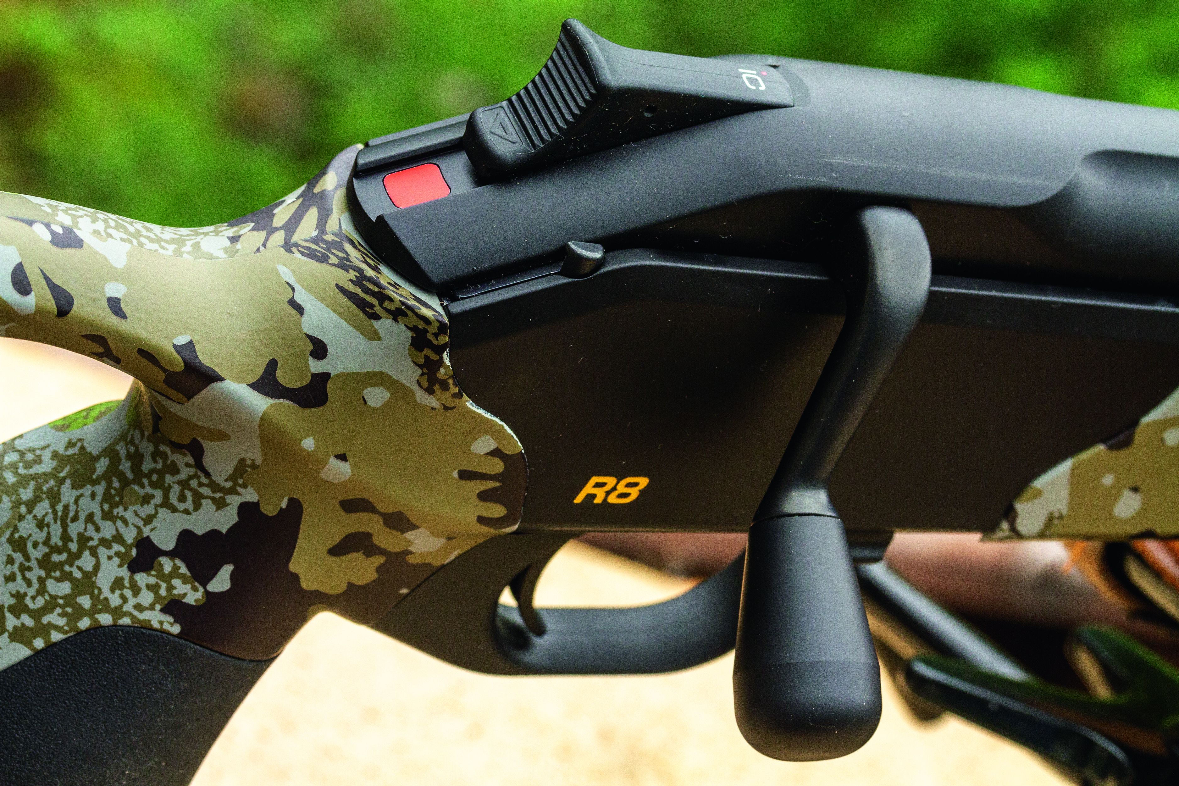 Ladegrepet er svært lett og problemfritt på R8.