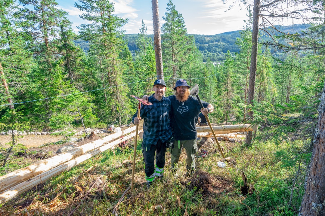 KJENT MED SPADEN:  t.v. Olve Norderhaug. Brage som har deltatt i både RedBull Rampage og bygget haugevis av drøye sykkelløyper i hjembyen Mysen er ikke ukjent med spaden. Foto: Jonas Sjögren KJENT MED SPADEN:  t.v. Olve Norderhaug. Brage som har deltatt i både RedBull Rampage og bygget haugevis av drøye sykkelløyper i hjembyen Mysen er ikke ukjent med spaden. Foto: Jonas Sjögren