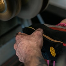 NY SÅLE: Mange erfarer at klatreskoene blir bedre enn nye etter resåling. Foto: Magnus Hveding NY SÅLE: Mange erfarer at klatreskoene blir bedre enn nye etter resåling. Foto: Magnus Hveding