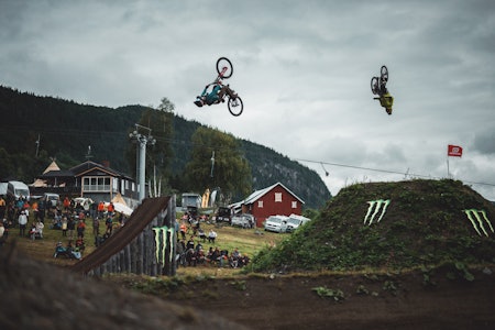 DOBBEL: Viktor Gradeus og Stefan Olson kjører et luftig backflip tog. Foto: Gisle Johnsen huckfest 2024