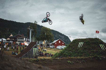 DOBBEL: Viktor Gradeus og Stefan Olson kjører et luftig backflip tog. Foto: Gisle Johnsen