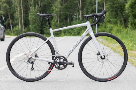 ALU-RACER: Allez er den billigste landeveissykkelen fra Specialized, og en typisk første racersykkel. Alle foto: Knut Andreas Lone ALU-RACER: Allez er den billigste landeveissykkelen fra Specialized, og en typisk første racersykkel. Alle foto: Knut Andreas Lone