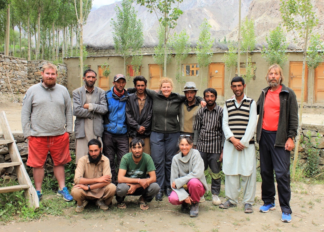 PÅ TUR MED MUHAMMAD: Jutta Vanesa Tørkel og gruppen hun var på tur til K2 basecamo med i 2017. Muhammad Hassan står sammen med Jutta Vanessa midt i bildet. Foto: Privat PÅ TUR MED MUHAMMAD: Jutta Vanesa Tørkel og gruppen hun var på tur til K2 basecamo med i 2017. Muhammad Hassan står sammen med Jutta Vanessa midt i bildet. Foto: Privat