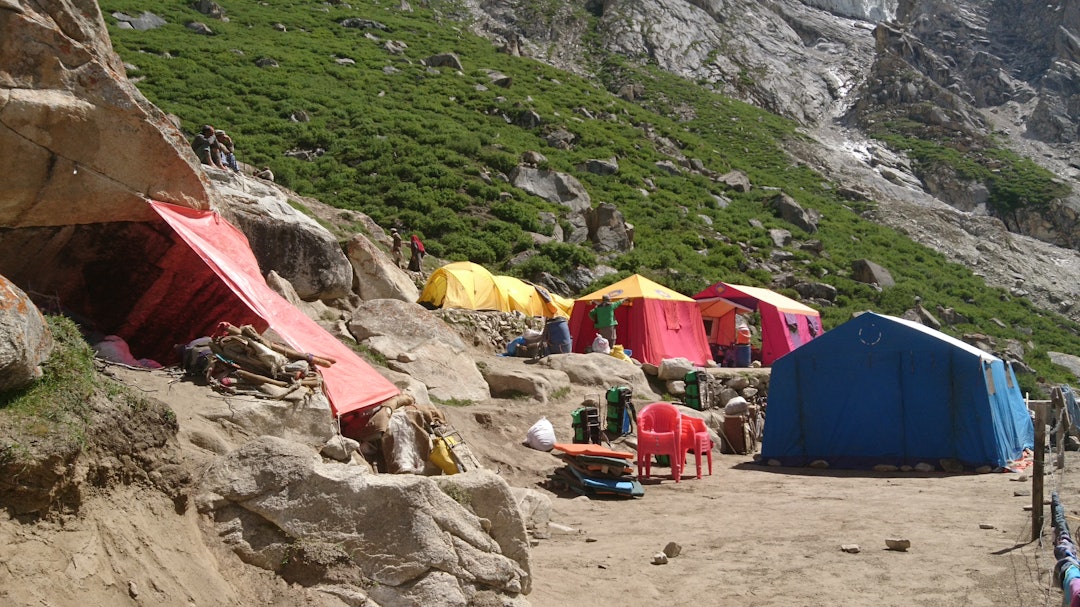 PÅ TUR: Turistene fra vesten bor i telt, mens de pakistanske bærerne tilbringer nettene under presenning. Foto: Jutta Vanessa Tørkel PÅ TUR: Turistene fra vesten bor i telt, mens de pakistanske bærerne tilbringer nettene under presenning. Foto: Jutta Vanessa Tørkel