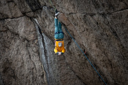 Engelske Pete Whittaker tar seg en hvil på første del av det som skulle bli monster-tradruta Crown Royale (9a) i Jøssingfjord. Foto: Jimmy Merin klatrer som henger opp/ ned i en fjellvegg