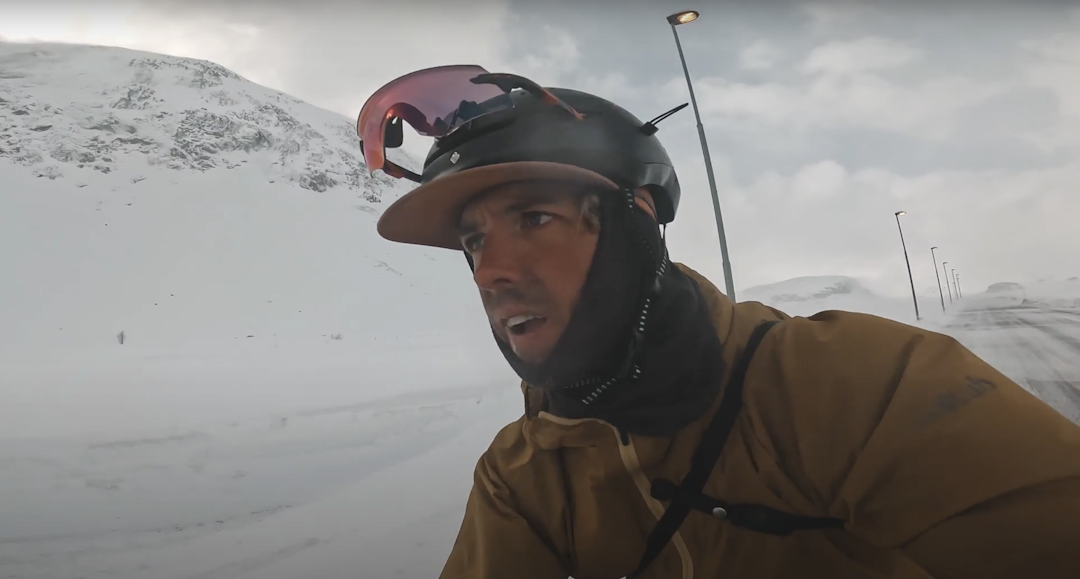 KREVENDE FORHOLD: Andreas Fausko på tur over Hemsedalsfjellet, der han sykler på is og møter snøværet. Foto: Andreas Løve Storm Fausko. KREVENDE FORHOLD: Andreas Fausko på tur over Hemsedalsfjellet, der han sykler på is og møter snøværet. Foto: Andreas Løve Storm Fausko.