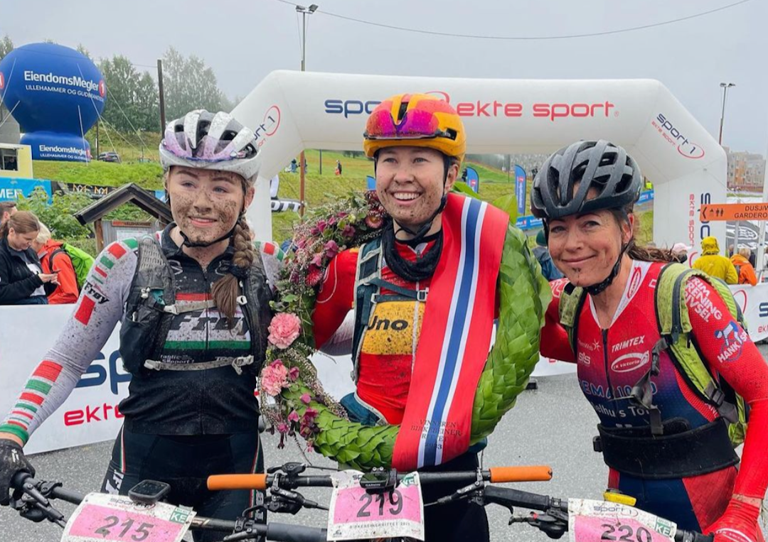PALLEN: Fra venstre: Oda Laforce, Marte Berg Edseth og Ingrid Lorvik. Foto: Birken/Dorthe Bolstad Martinsen. Birken 2023
