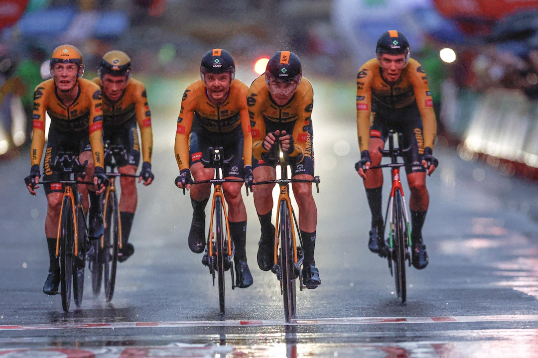 TRYGT I MÅL: Jumbo-Visma fikk begge sine kapteiner (Vingegaard og Roglic, ute til venstre i bildet) trygt i mål. Foto: Cor Vos TRYGT I MÅL: Jumbo-Visma fikk begge sine kapteiner (Vingegaard og Roglic, ute til venstre i bildet) trygt i mål. Foto: Cor Vos