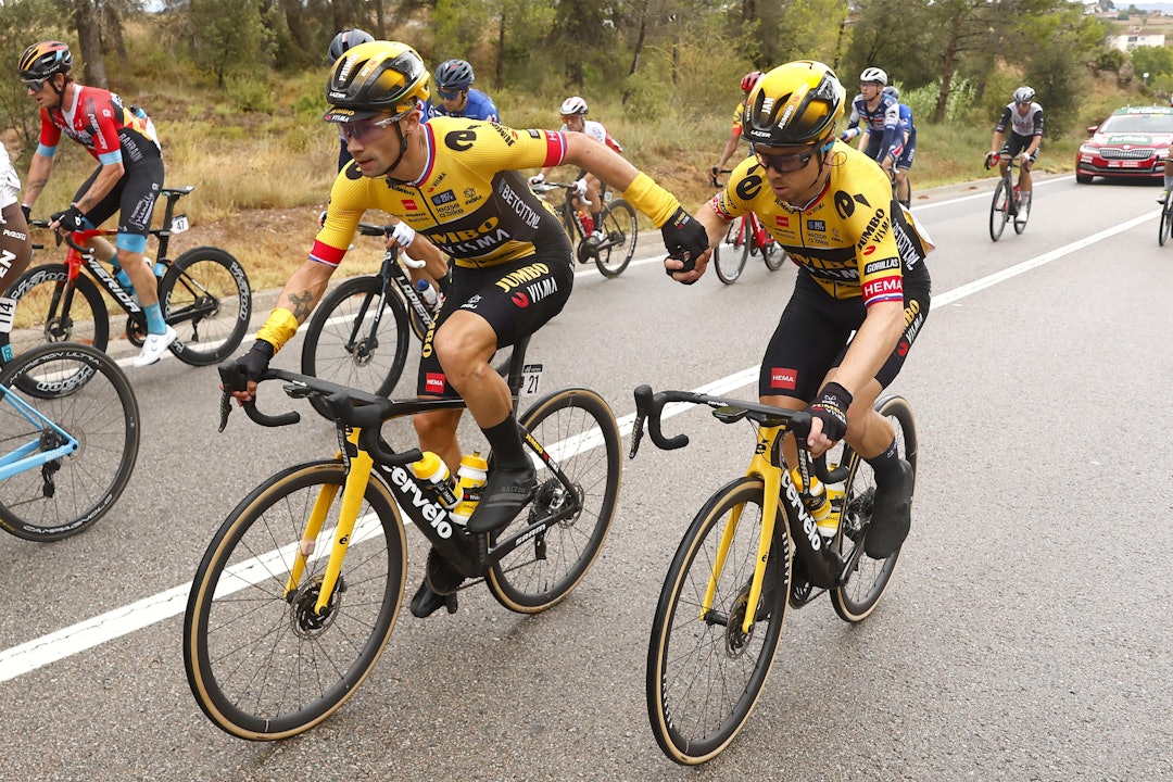 VELTET: Primoz Roglic (til venstre) var blant rytterne som fikk et ublidt møte med asfalten på søndagens etappe. Foto: Cor Vos VELTET: Primoz Roglic (til venstre) var blant rytterne som fikk et ublidt møte med asfalten på søndagens etappe. Foto: Cor Vos