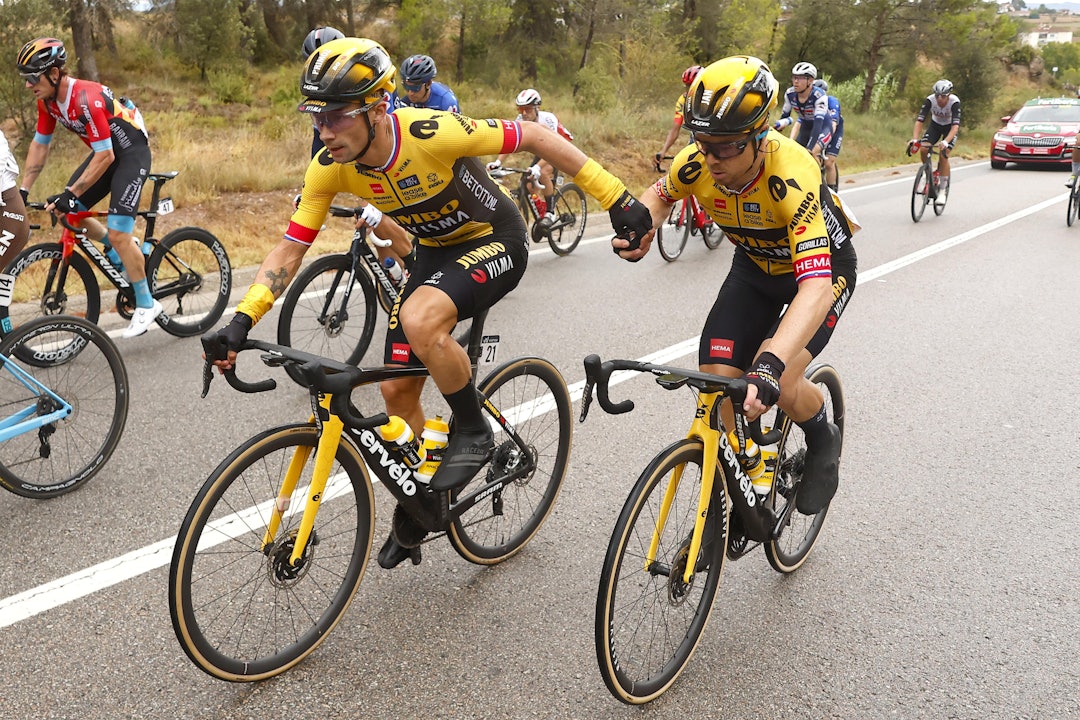 VELTET: Primoz Roglic (til venstre) var blant rytterne som fikk et ublidt møte med asfalten på søndagens etappe. Foto: Cor Vos