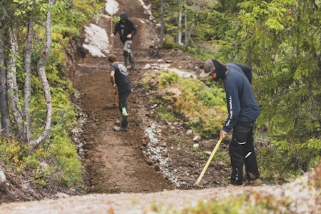 JOBBER PÅ SPRENG: Stibyggerne på Høgevarde har mer enn nok å henge fingrene i,  etter store forsinkelser denne sommeren. Foto: Kristoffer H. Kippernes. høgevarde sti sykling