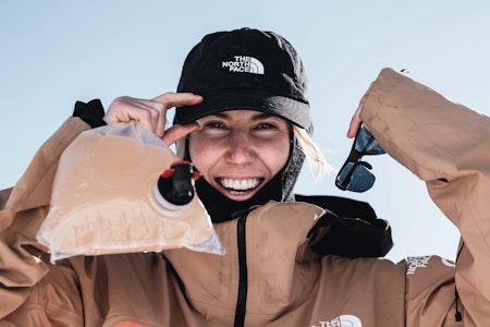 EPLE, ELLER EBLE? Kristiansand-jenta Tonje Kvivik hjemme på besøk i norske fjell benytter anledningen til å fylle på med eplemost under varme vårdager i på Sunnmøre. Foto: Simon Sjökvist EPLE, ELLER EBLE? Kristiansand-jenta Tonje Kvivik hjemme på besøk i norske fjell benytter anledningen til å fylle på med eplemost under varme vårdager i på Sunnmøre. Foto: Simon Sjökvist