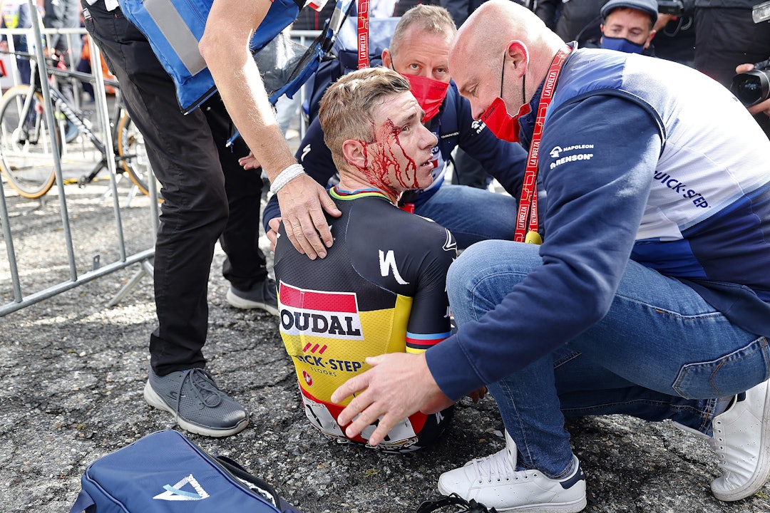 HARDT SAMMENSTØT: Evenepoel ble sittende litt på bakken, før han kom seg til hektene igjen. Foto: Cor Vos HARDT SAMMENSTØT: Evenepoel ble sittende litt på bakken, før han kom seg til hektene igjen. Foto: Cor Vos