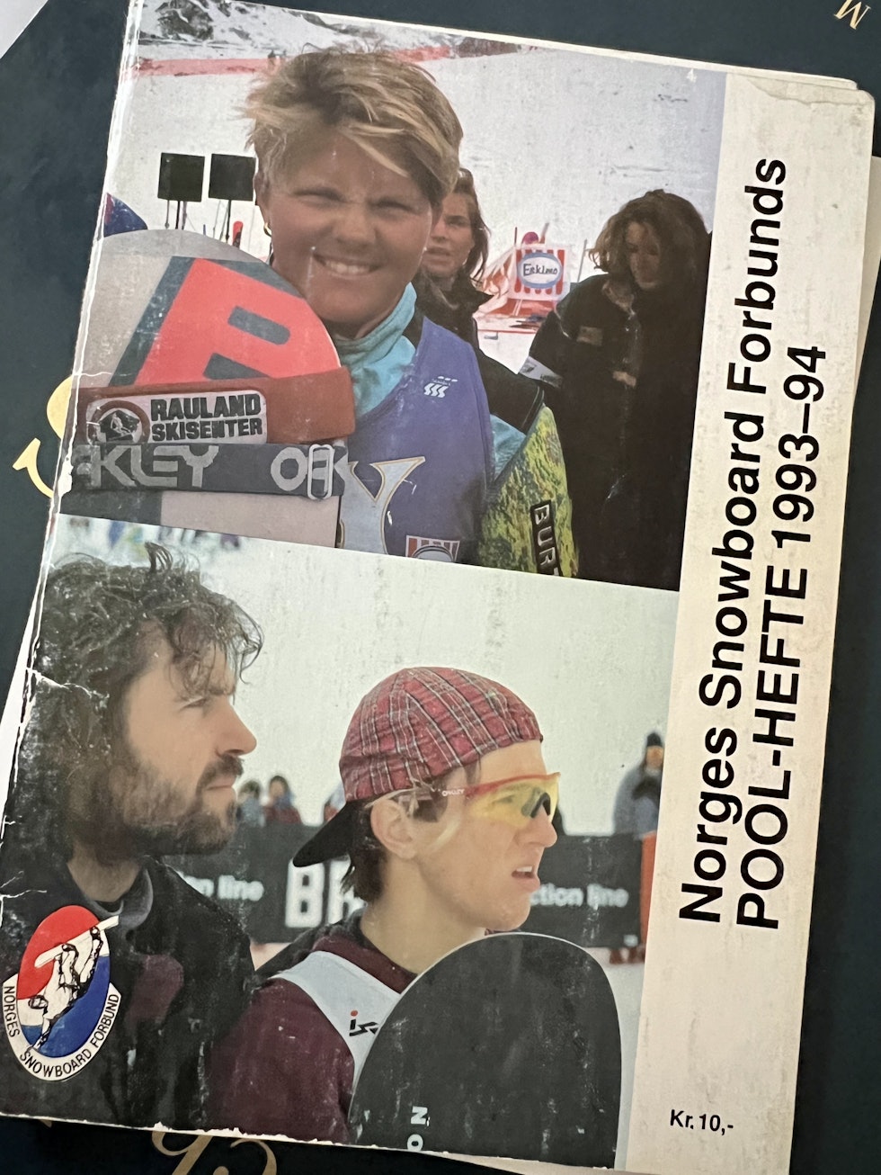 90-TALLET: Åshild Lofthus og Terje Haakonsen på coveret til snowboardforbundets poolhefte for sesongen 1993/1994 - før det ble klart at snowboard skulle bli en egen OL-gren.