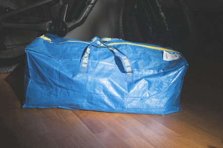 EN TING FRA IKEA: .. som du faktisk har bruk for, hele tiden, som syklist. Foto: Kristoffer H. Kippernes. ikea frakta bag sykkel