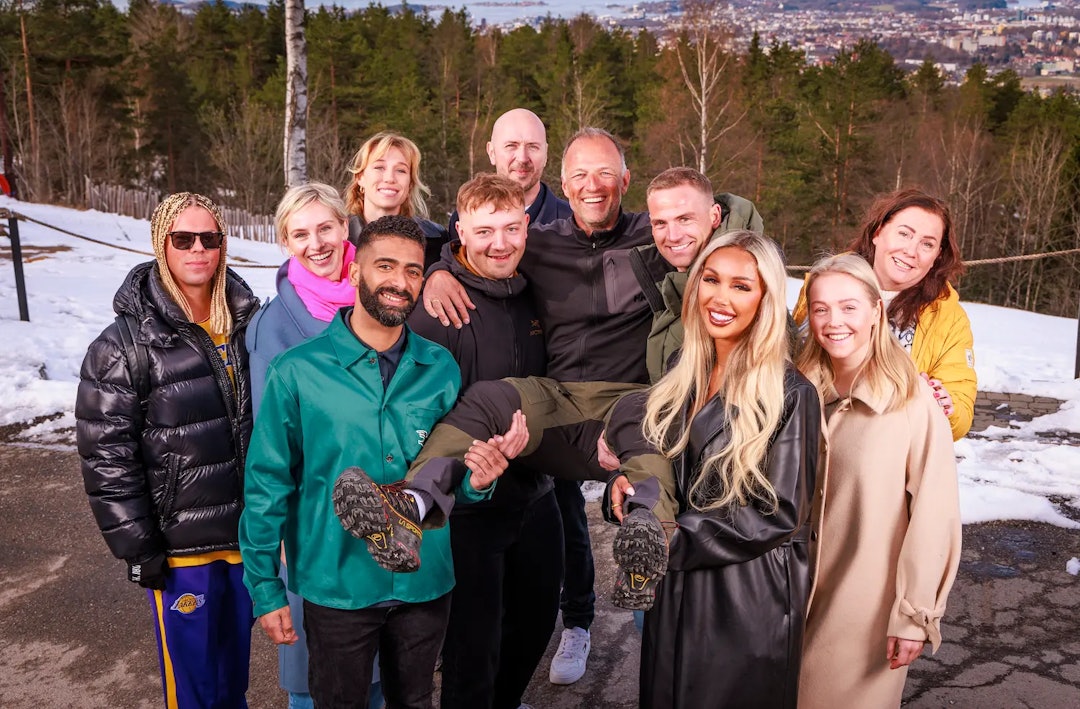 BUKETT: Programleder Tom Stiansen løftes opp av deltagerne i «71° nord – Norges tøffeste kjendis» på TVNorge. Fra venstre: Kevin Lauren Soleng, Anne Rimmen, Arman Surizehi, Maria Stavang, Bilal Saab, Terje Sporsem, Stiansen, Niklas Dyrhaug, Caroline Nitter, Johanne Killi og AnneMa Yuvali. Foto: Tor Lindseth 71 grader nord kjendis 2023