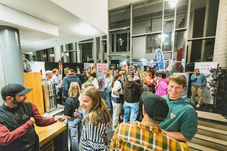 Mingling er viktig på Film Tour! Bli med til Tre Brør etter visning! Foto: Simon Sjøkvist Mingling er viktig på Film Tour! Bli med til Tre Brør etter visning! Foto: Simon Sjøkvist