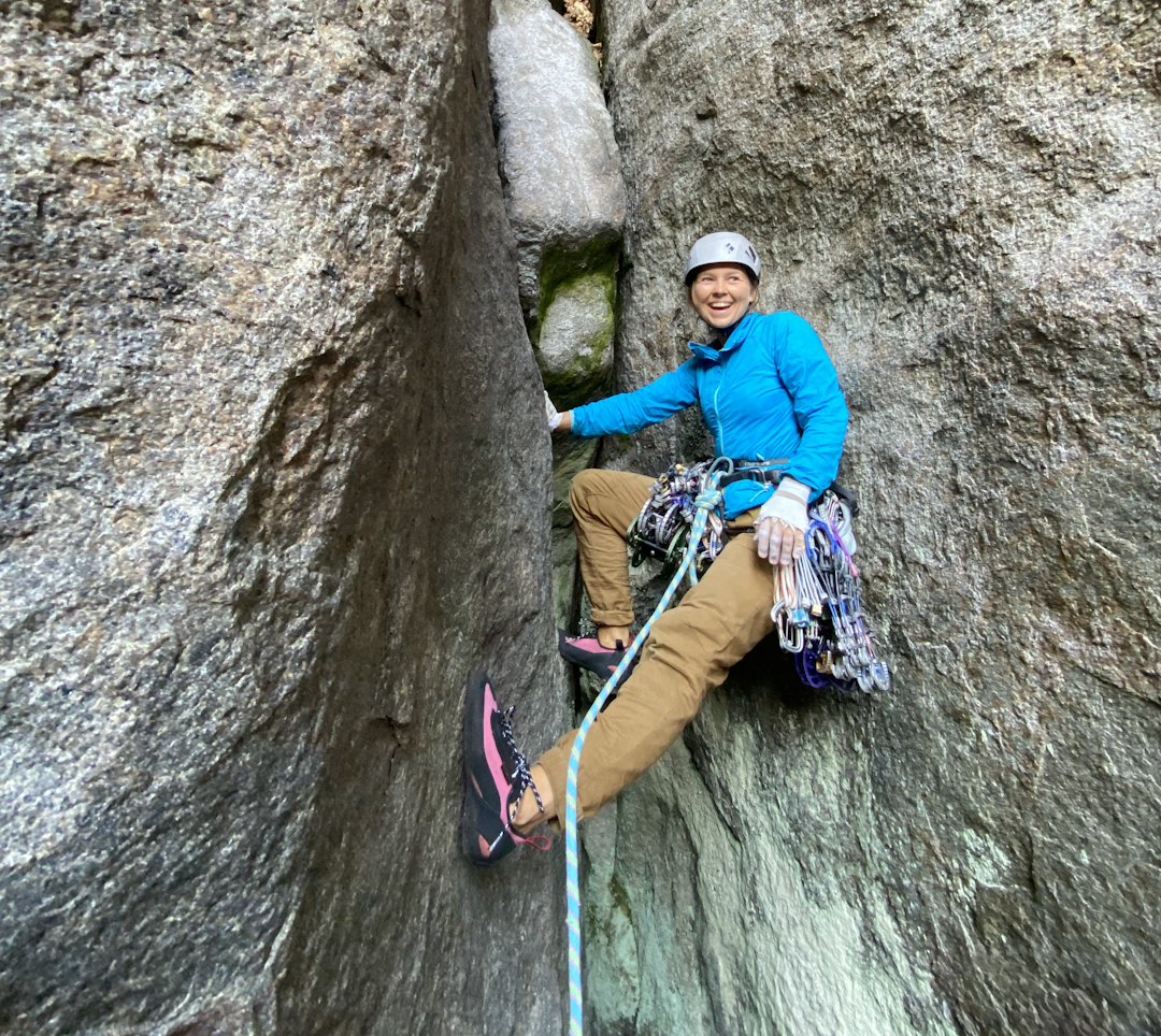 NATURVEN: Sofie Fjellblome Nordvik jobbar sesong som klatreinstruktør ved Nord-Norsk klatreskole og iFrinatur, er klimaaktivist og har fleire år arbeidserfaring frå FNs klimaforhandlingar. Foto: Sindre Nordhagen Sofie Fjellblome Nordvik