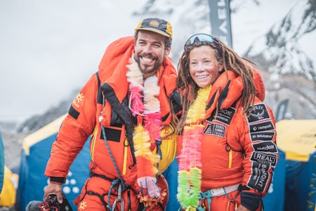 HELT: Kristin Harila og Field Productions´ fotograf Gabriel Tarso får heder av pakistanske myndigheter. Her er Tarso og Harila etter bestigningen av Broad Peak 23. juli. Foto: Manish Maharjan, Field Productions HELT: Kristin Harila og Field Productions´ fotograf Gabriel Tarso får heder av pakistanske myndigheter. Her er Tarso og Harila etter bestigningen av Broad Peak 23. juli. Foto: Manish Maharjan, Field Productions