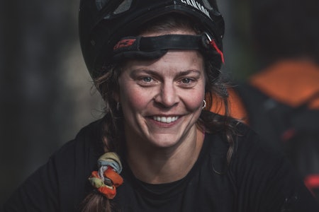 ALTMULIGJENTE: Rå på både sykkel, skate- og snowboard. Samtidg gründer og produktutvikler. Denne jenta kan alt. Foto: Foto: Gisle Johnsen/@locteit ingrid lonar b-rage sessions 2023