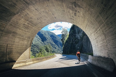NORGE MITT NORGE: Ut av tuneller og inn i dype daler. Hardangerfjorden er et paradis å sykle i. Foto: Gunhild Aaslie Soldal. bikepacking i hardanger sykkeltur