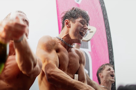 SEIERSPALLEN: Truls Torp feierer sin tredje tittel som verdensmester. Foto: Sigurd Ekeli Grimsby SEIERSPALLEN: Truls Torp feierer sin tredje tittel som verdensmester. Foto: Sigurd Ekeli Grimsby