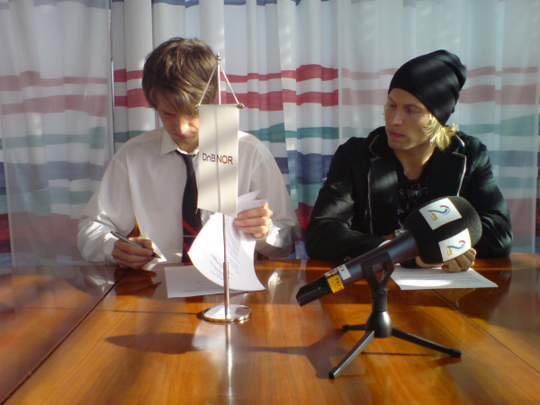 SIKKERT SOM BANKEN: Keul og Andreas Wiig signerer sponsoravtale med DNB Nor i 2007. Foto: Brettforbundet