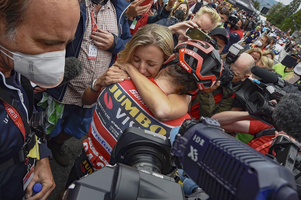 JUBELSCENER: Sepp Kuss omfavnes av sin kone, Noemi Ferre, etter målgang. Foto: Cor Vos