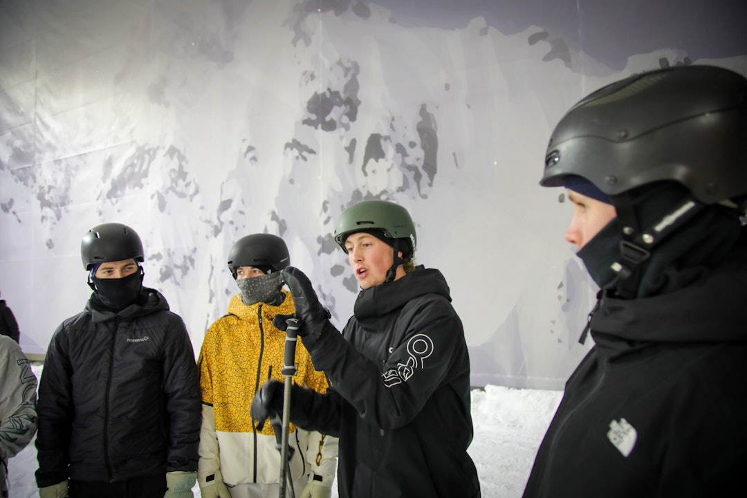 COACH: Anders Holsve Olsen viser utøverne fra Hakadal hvordan det skal gjøres. Foto: Fredrik Ouren Jostad Anders Olsen