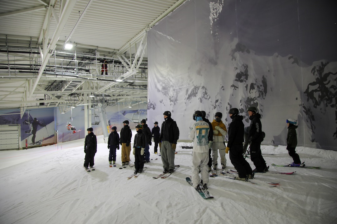 SAMLES: Hver tirsdag samles utøvere fra klubbene rundt Oslo for å bli kjent, ha det kult og lære seg nye triks på SNØ. Foto: Fredrik Ouren Jostad Freeskitirsdag SNØ