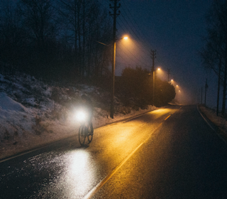 LYS I MØRKET: Lys er både viktig og påbudt. Men hvor mye trenger jeg på en mørk grustur, kan jeg klare meg med en rimelig lykt? Foto: Kristoffer Kippernes. LYS I MØRKET: Lys er både viktig og påbudt. Men hvor mye trenger jeg på en mørk grustur, kan jeg klare meg med en rimelig lykt? Foto: Kristoffer Kippernes.