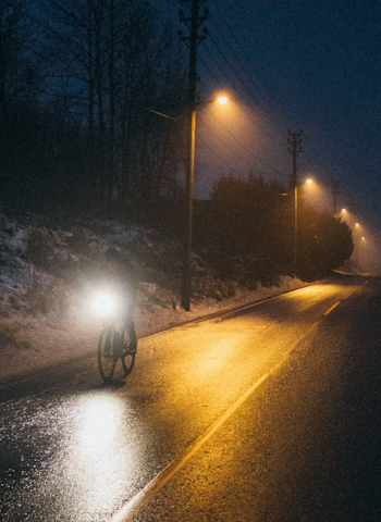LYS I MØRKET: Lys er både viktig og påbudt. Men hvor mye trenger jeg på en mørk grustur, kan jeg klare meg med en rimelig lykt? Foto: Kristoffer Kippernes. LYS I MØRKET: Lys er både viktig og påbudt. Men hvor mye trenger jeg på en mørk grustur, kan jeg klare meg med en rimelig lykt? Foto: Kristoffer Kippernes.