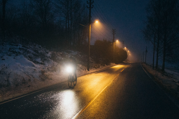 LYS I MØRKET: Lys er både viktig og påbudt. Men hvor mye trenger jeg på en mørk grustur, kan jeg klare meg med en rimelig lykt? Foto: Kristoffer Kippernes. LYS I MØRKET: Lys er både viktig og påbudt. Men hvor mye trenger jeg på en mørk grustur, kan jeg klare meg med en rimelig lykt? Foto: Kristoffer Kippernes.