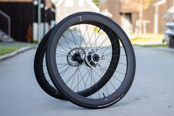 PREMIUM ALLROUND-HJUL: Reserve 40/44 koster, men er av høy kvalitet. Alle foto: Knut Andreas Lone PREMIUM ALLROUND-HJUL: Reserve 40/44 koster, men er av høy kvalitet. Alle foto: Knut Andreas Lone