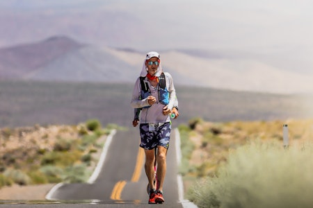 HISTORISK: Simen Holvik under Badwater 135 ultramaraton. I 2024 ble han første nordmann til å fullføre og ble nummer to i 2024. I 2025 ble han nummer 1, i det som sies å være verdens tøffeste ultraløp. Foto: Arnold Begay/badwater.com simen holvik badwater 135