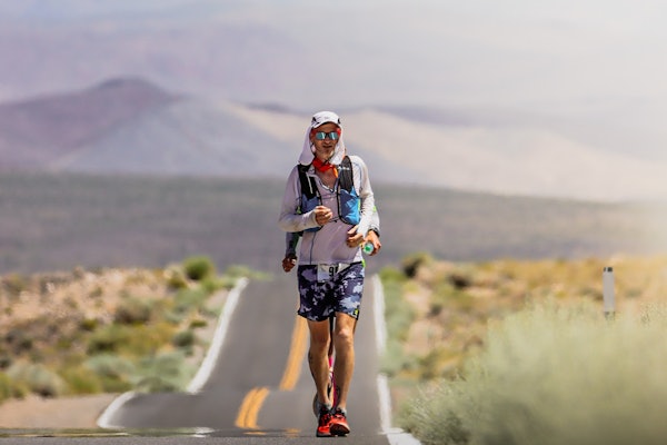HISTORISK: Simen Holvik under Badwater 135 ultramaraton. I 2024 ble han første nordmann til å fullføre og ble nummer to i 2024. I 2025 ble han nummer 1, i det som sies å være verdens tøffeste ultraløp. Foto: Arnold Begay/badwater.com simen holvik badwater 135