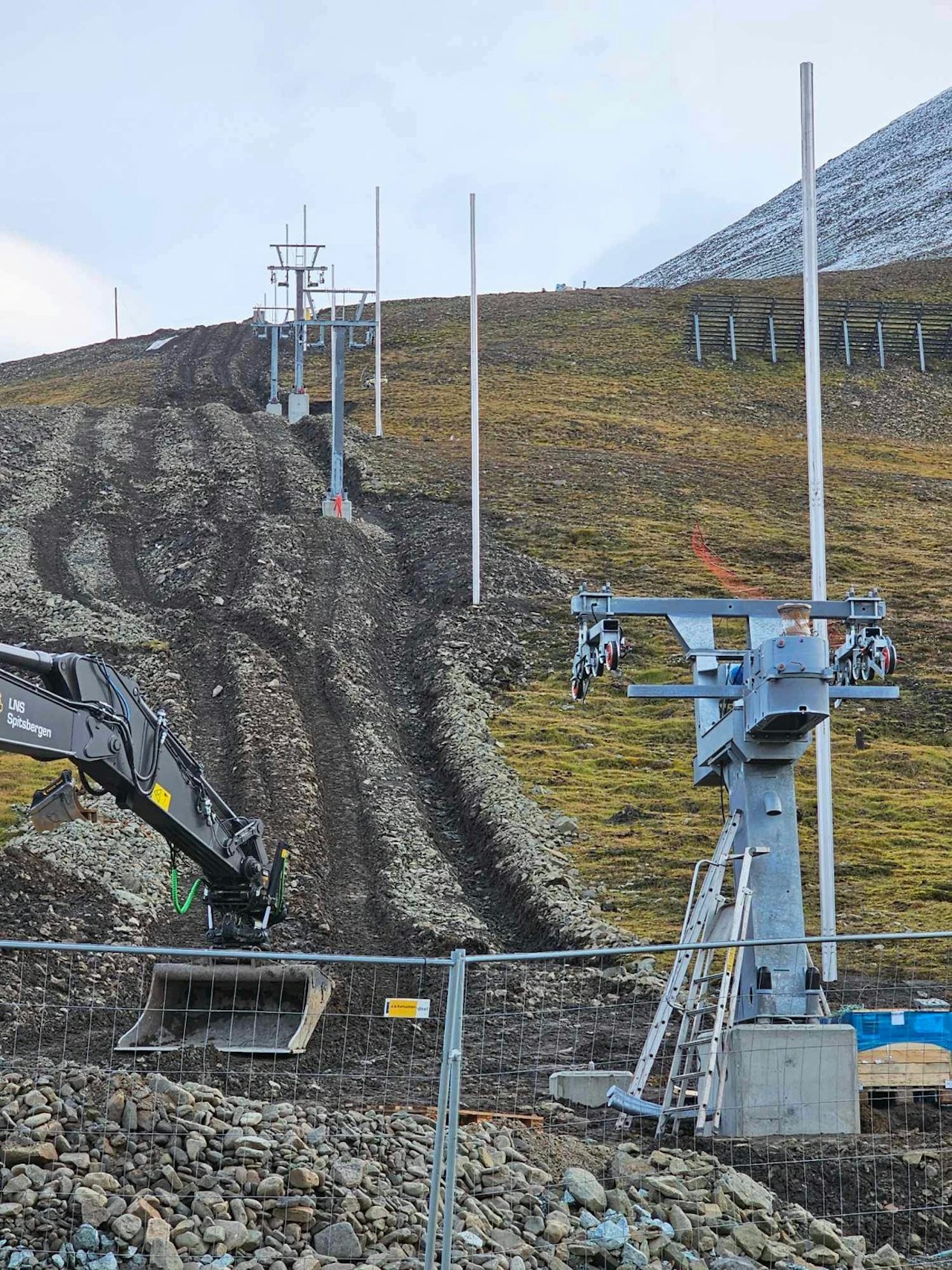 NY HEIS: Alpinanlegget i Longyearbyen på Svalbard oppgraderes med både ny heis og kunstsnøanlegg. Foto: Longyearbyen lokalstyre