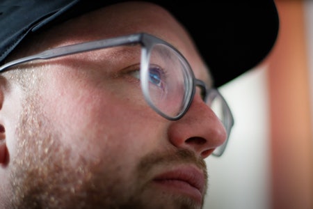 REGISSØREN: – Jeg har ofte spurt meg selv hva det er med denne bransjen og de landlige omgivelsene som gjør meg, en homofil mann, så ukomfortabel, sier regissør Ryan Collins. Skjermbilde: People Like Us REGISSØREN: – Jeg har ofte spurt meg selv hva det er med denne bransjen og de landlige omgivelsene som gjør meg, en homofil mann, så ukomfortabel, sier regissør Ryan Collins. Skjermbilde: People Like Us