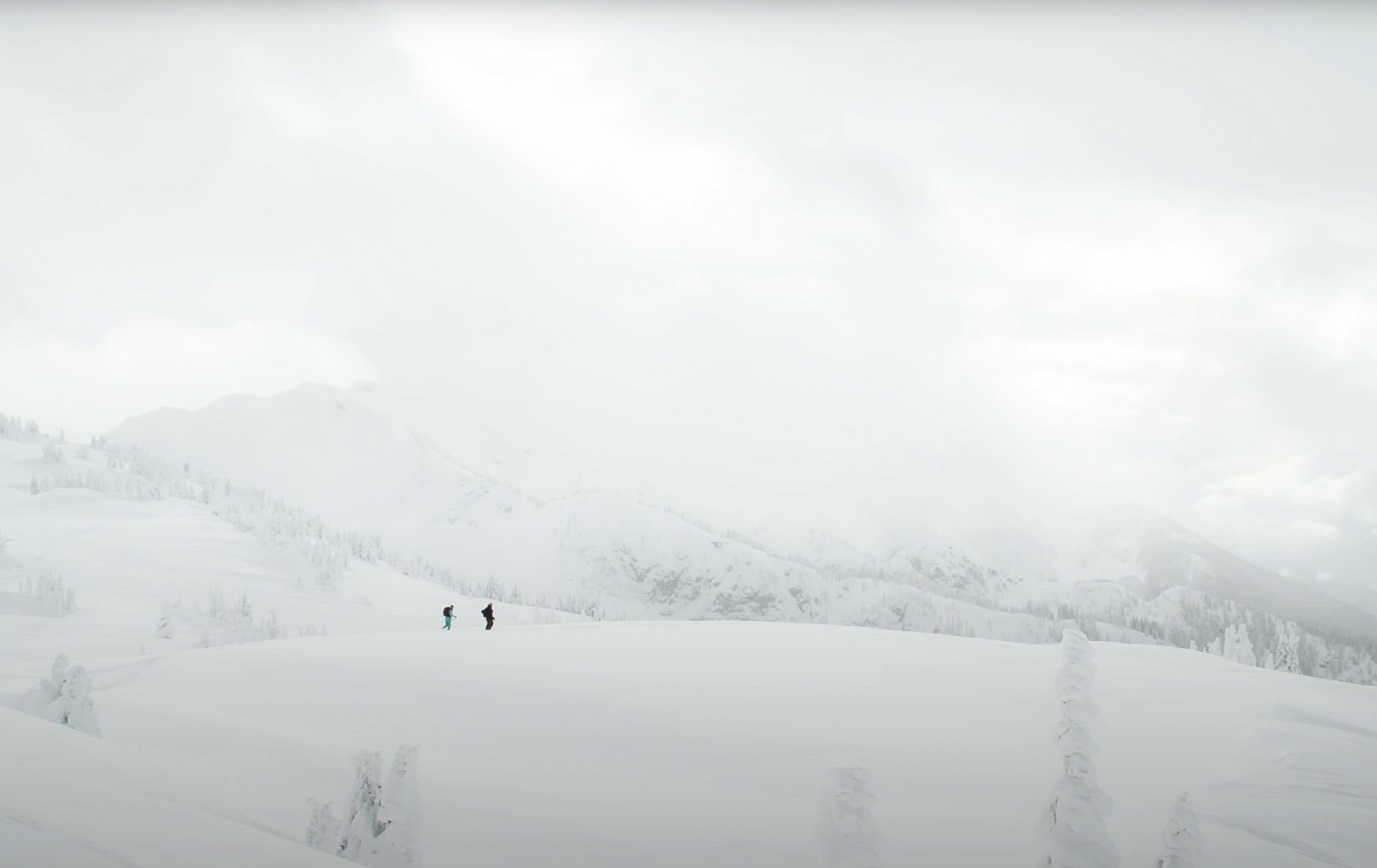 BLANT FJELLENE: Det er fort gjort å føle seg ensom i et lukket lokalsamfunn. Skjermbilde: People Like Us
