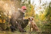 JAKT MED HUND: Ottar Wigelius med sin unge og håpefulle jakthund Dolla. Ottar Wigelius jeger jakthund