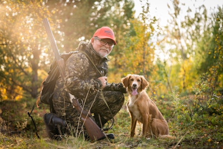 JAKT MED HUND: Ottar Wigelius med sin unge og håpefulle jakthund Dolla. Ottar Wigelius jeger jakthund