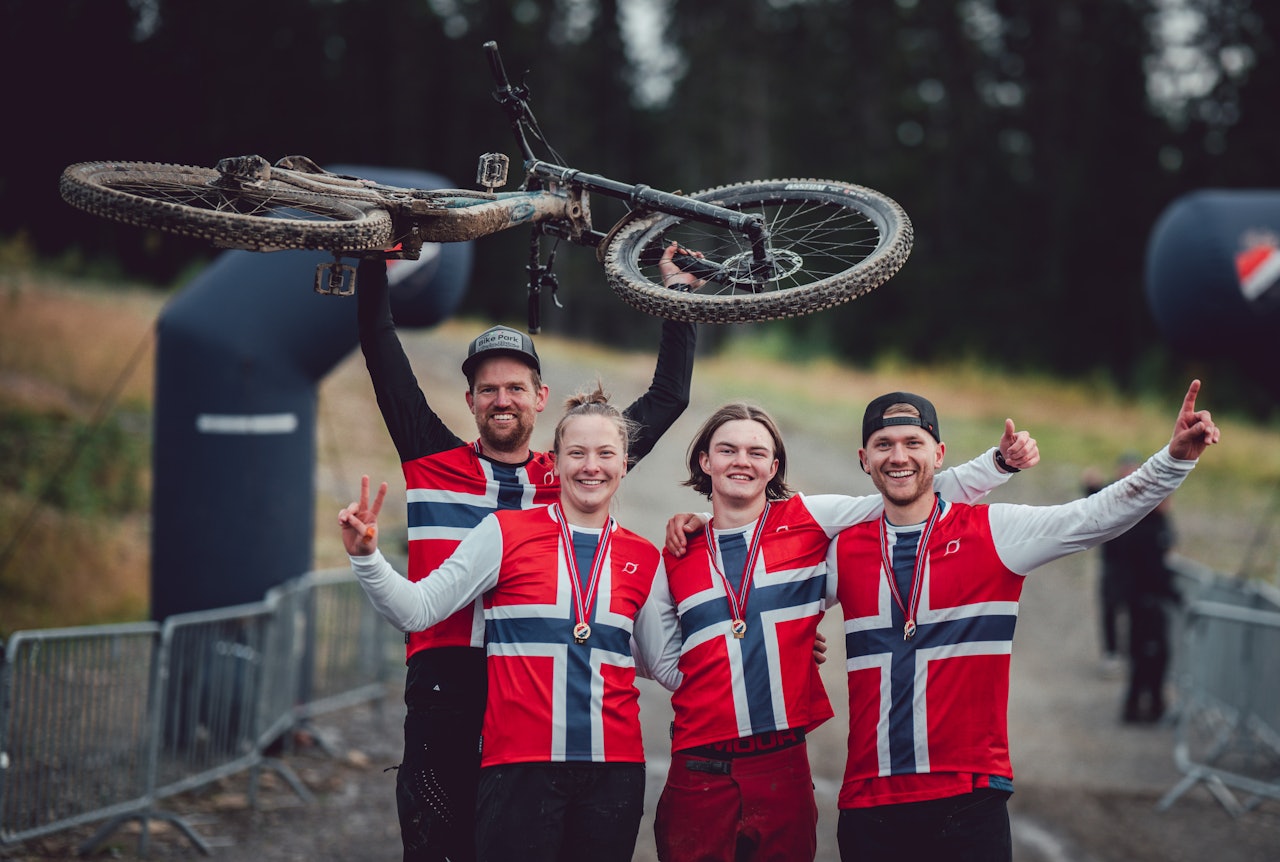 NORGESMESTERE: Simen Smestad og Kine Haugom tok gull i senior og Knut-Jørgen Sætre Løkås og Elias Verstad Stubergh gull i master og junior klassen. Foto: Gisle Johnsen/@locteit NORGESMESTERE: Simen Smestad og Kine Haugom tok gull i senior og Knut-Jørgen Sætre Løkås og Elias Verstad Stubergh gull i master og junior klassen. Foto: Gisle Johnsen/@locteit