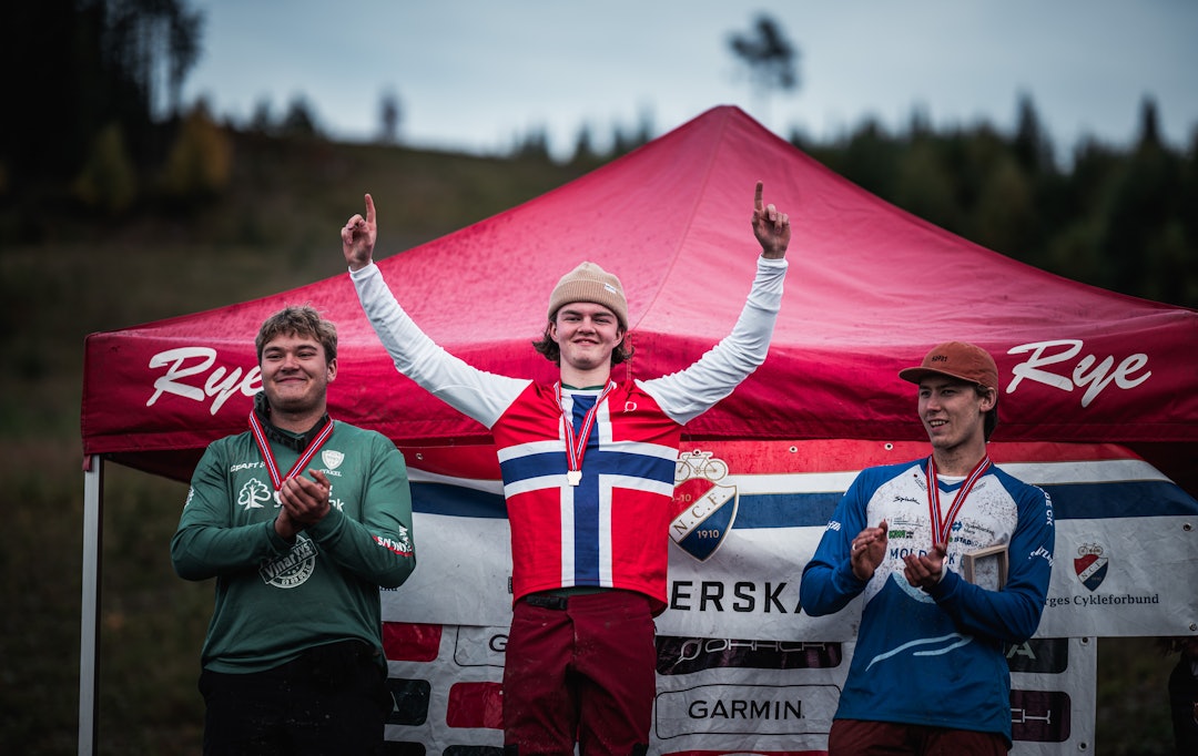 SEIERSPALLEN: Elias Verstad Stubergh, Sondre Lauritz Rød Goska og Eskil Hafskjold på juniorpallen. Foto: Gisle Johnsen/@locteit