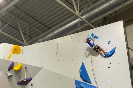 SEIER: Emmelie Conders med topp av finaleruten og seier i helgens norgescup. Foto: Kolsås Klatreklubb SEIER: Emmelie Conders med topp av finaleruten og seier i helgens norgescup. Foto: Kolsås Klatreklubb