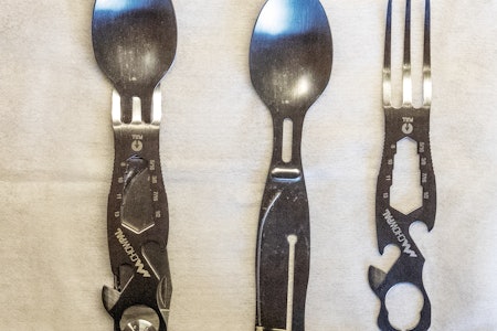 Outdoor Edge Chowpal turbestikk kan faktisk by på langt mer enn bare kniv, skje og gaffel. Utenom standard boksåpner og øljekk, kan du her briske deg med et flatjern og et lite knippe fastnøkler. Fastnøklene dekker standard millimeter-mål på 8, 10, 11 og 13, eller tilsvarende tommemål 5/16, 3/8, 7/16 og 1/2. Fastnøklene er en sammenhengende, innfelt slisse i gaffelryggen, så du har bare to vegger som tar tak på de to midterste nøklene. Nå er det ikke så ofte jeg har opplevd å savne fastnøkler på fjelltur, men den ene gangen man trenger det, er det sikkert usedvanlig kjekt å ha.  Ekstremt flatt Men primært er det jo spisefunksjonaliteten vi er ute etter. Skje og kniv er på samme skaft i hver sin ende, for så vidt fornuftig når noe først skal kombineres. Knivbladet felles inn over skjehåndtaket, og har en godt fungerende bladlås. Det bør den også ha, for kniven er faktisk ganske skarp. Gaffelen har tre tenner, der den midterste tres gjennom et spor i skjeskaftet. Sammenpakka blir settet dermed ekstremt flatt, noe som delvis kommer av ei skje som er ganske grunn. Den funker til Real Turmat-pakken, men tynne supper er en aldri så liten tålmodighetsprøve. Lav vekt gir høy pris Sjølsagt er det også sterkt fokus på vekta. 68 gram er ekstremt lite, faktisk noe av det laveste jeg har sett på turbestikk. Samtidig skal man ikke la seg blende helt av besparelsene det gir i ryggsekken: En sjekk i kjøkkenskuffa viser at Ikea-bestikket veier akkurat hundre gram mer. Det er hundre gram som du betaler ganske godt for, for om vekta er blant de laveste, er prisen blant de høyeste. Men det er ingenting å si på kvaliteten, så dette er et turbestikk som du kan tygge lenge på. Outdoor Edge Chowpal turbestikk kan faktisk by på langt mer enn bare kniv, skje og gaffel. Utenom standard boksåpner og øljekk, kan du her briske deg med et flatjern og et lite knippe fastnøkler. Fastnøklene dekker standard millimeter-mål på 8, 10, 11 og 13, eller tilsvarende tommemål 5/16, 3/8, 7/16 og 1/2. Fastnøklene er en sammenhengende, innfelt slisse i gaffelryggen, så du har bare to vegger som tar tak på de to midterste nøklene. Nå er det ikke så ofte jeg har opplevd å savne fastnøkler på fjelltur, men den ene gangen man trenger det, er det sikkert usedvanlig kjekt å ha.  Ekstremt flatt Men primært er det jo spisefunksjonaliteten vi er ute etter. Skje og kniv er på samme skaft i hver sin ende, for så vidt fornuftig når noe først skal kombineres. Knivbladet felles inn over skjehåndtaket, og har en godt fungerende bladlås. Det bør den også ha, for kniven er faktisk ganske skarp. Gaffelen har tre tenner, der den midterste tres gjennom et spor i skjeskaftet. Sammenpakka blir settet dermed ekstremt flatt, noe som delvis kommer av ei skje som er ganske grunn. Den funker til Real Turmat-pakken, men tynne supper er en aldri så liten tålmodighetsprøve. Lav vekt gir høy pris Sjølsagt er det også sterkt fokus på vekta. 68 gram er ekstremt lite, faktisk noe av det laveste jeg har sett på turbestikk. Samtidig skal man ikke la seg blende helt av besparelsene det gir i ryggsekken: En sjekk i kjøkkenskuffa viser at Ikea-bestikket veier akkurat hundre gram mer. Det er hundre gram som du betaler ganske godt for, for om vekta er blant de laveste, er prisen blant de høyeste. Men det er ingenting å si på kvaliteten, så dette er et turbestikk som du kan tygge lenge på.