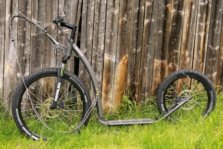 Kotska Mushing Max er en solid kickbike som holder høy kvalitet. Kotska Mushing Max er en solid kickbike som holder høy kvalitet.