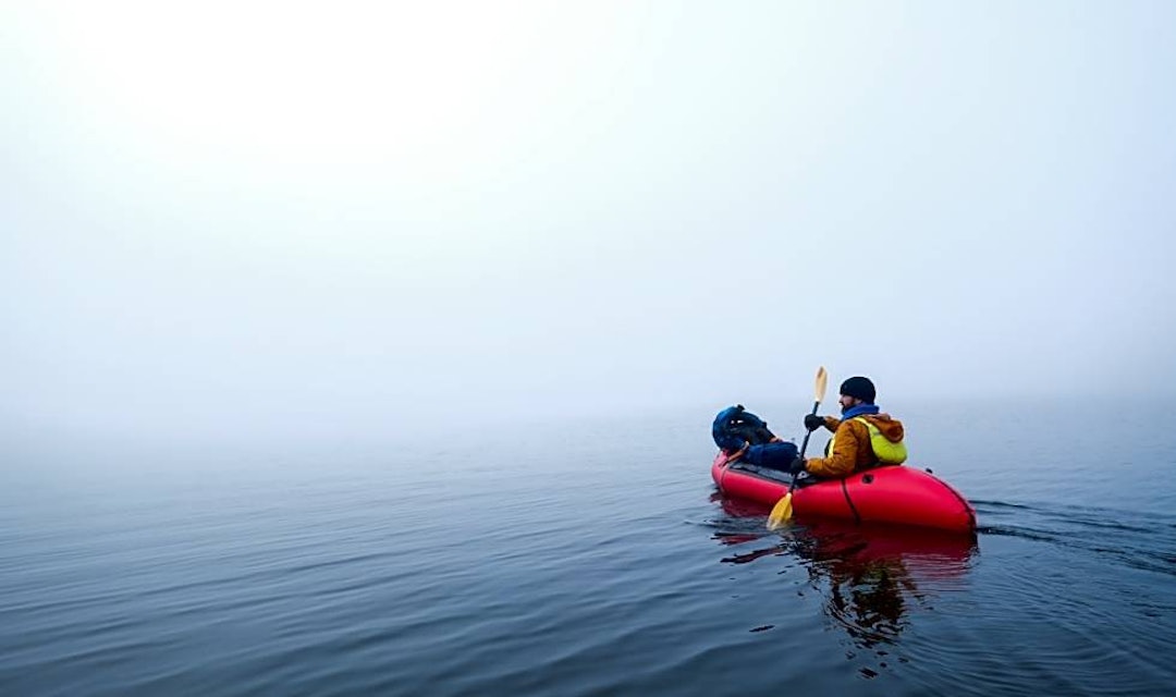 Tvilsomt på sjøen, men magisk på Øyungen. Opplevelsen av å padle rundt i tåkehavet illustrerer hvordan packraften kan være mye mer enn bare et verktøy for å krysse elver og småvann. Foto: Axel Munthe-Kaas Hærland packrafting