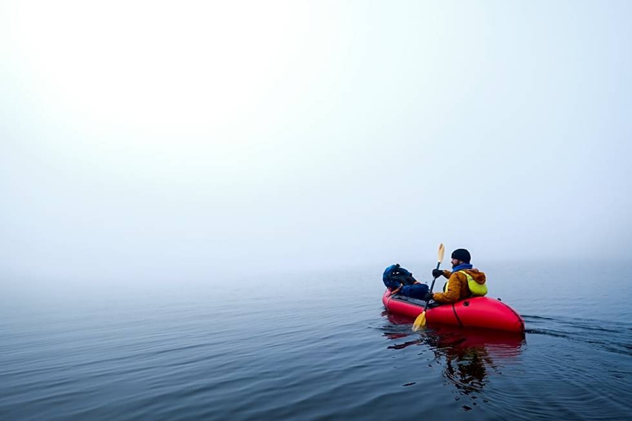 Tvilsomt på sjøen, men magisk på Øyungen. Opplevelsen av å padle rundt i tåkehavet illustrerer hvordan packraften kan være mye mer enn bare et verktøy for å krysse elver og småvann. Foto: Axel Munthe-Kaas Hærland packrafting